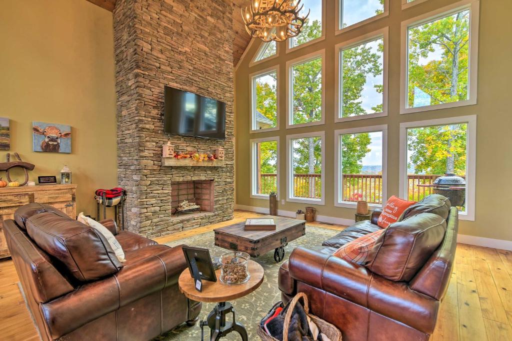 Holiday home Spacious Lake House with Hot Tub and Game Room!, Highway