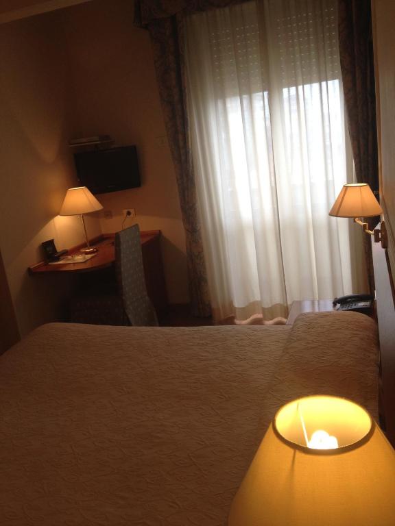 Postel nebo postele na pokoji v ubytování Hotel Cristallo