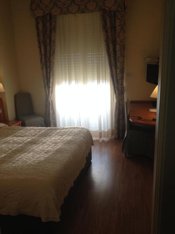 Postel nebo postele na pokoji v ubytování Hotel Cristallo