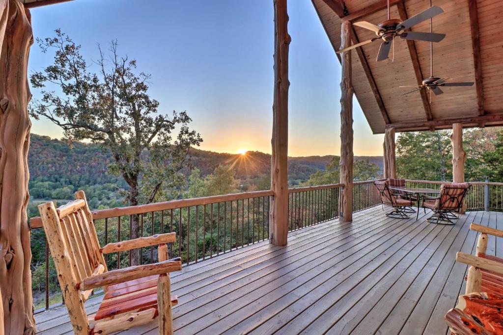 una terrazza in legno con sedie e un tavolo sopra di Mountain View Hideaway with Outdoor Fireplace! a Mountain View