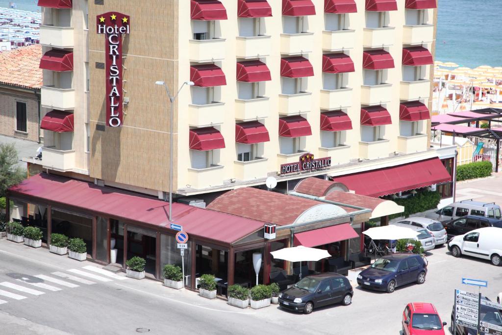 una vista aerea di un hotel con auto parcheggiate di fronte di Hotel Cristallo a Fano