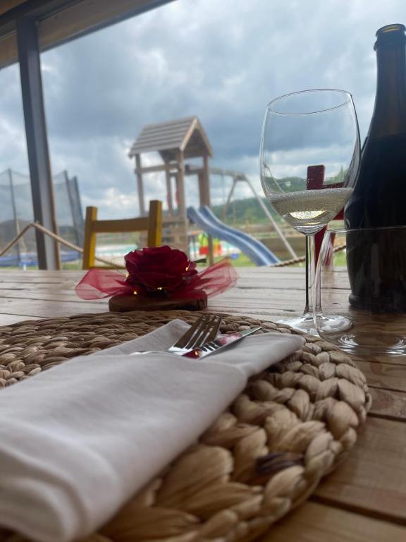 stół z widelcem i kieliszkiem wina w obiekcie Agriturismo Ippocastano w mieście Sciolze