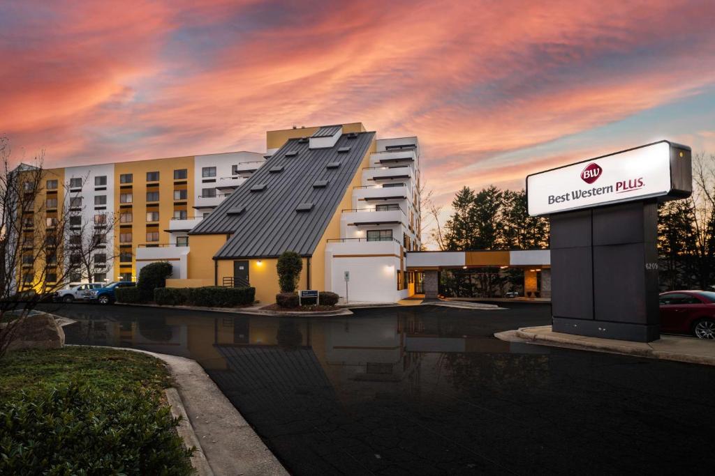 un edificio con un cartel en un estacionamiento en Best Western Plus Raleigh Crabtree Valley Hotel en Raleigh