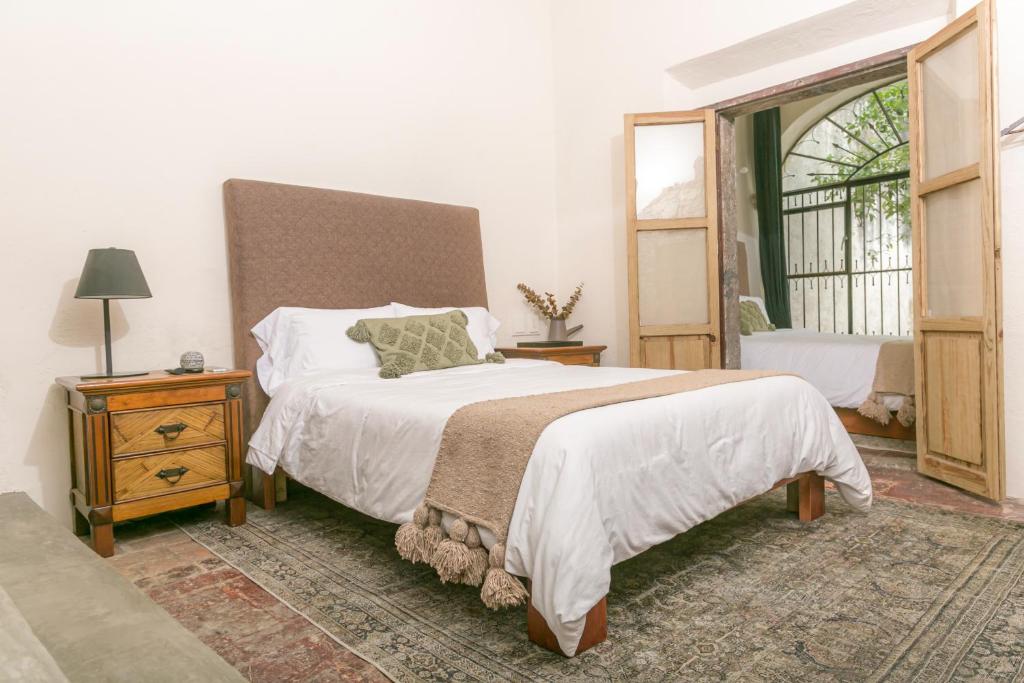 Postel nebo postele na pokoji v ubytování Orchid House San Miguel de Allende