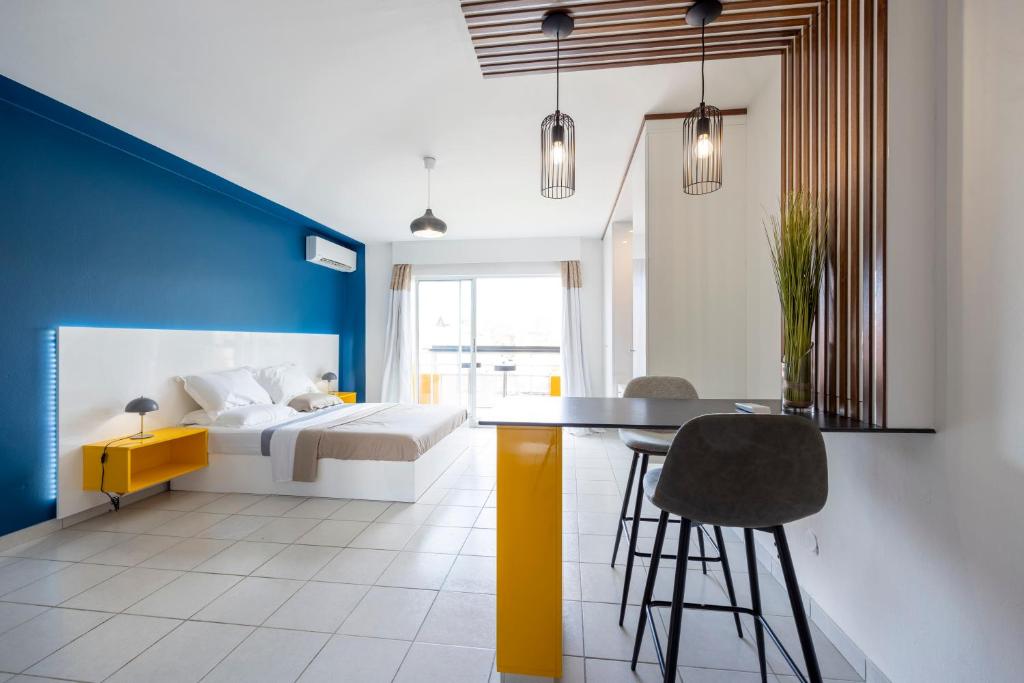 a bedroom with a bed and a table and chairs at Lumina - Destination Guyane - Studio d'architecte in Cayenne