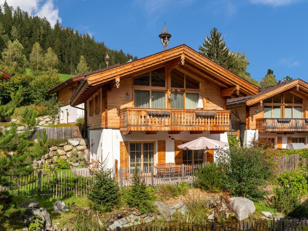 une maison dans les montagnes avec une clôture dans l'établissement Maier Alm, à Wald im Pinzgau
