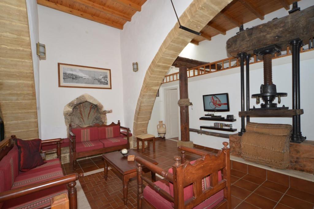 TV a/nebo společenská místnost v ubytování Crete Olive Mill