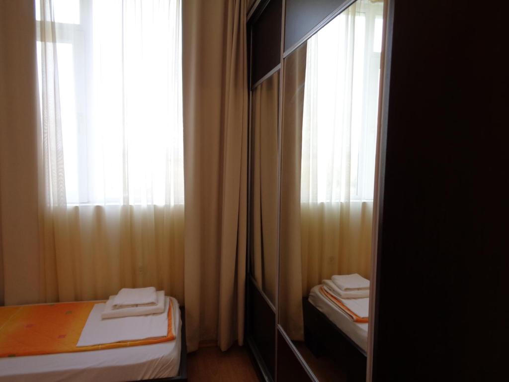 - une chambre avec 2 lits et une fenêtre dans l'établissement Apartment I4 in Sunset Beach 2 Resort, à Sunny Beach