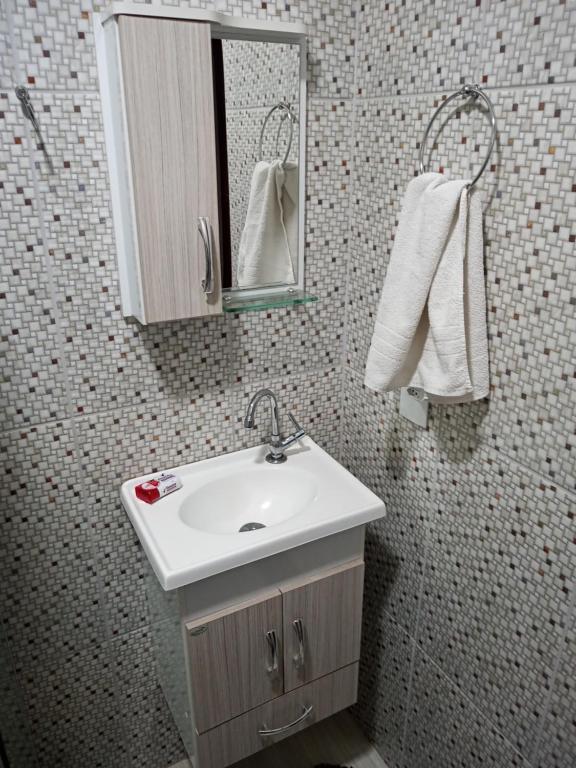 Bilik mandi di Quarto Solteiro com TV