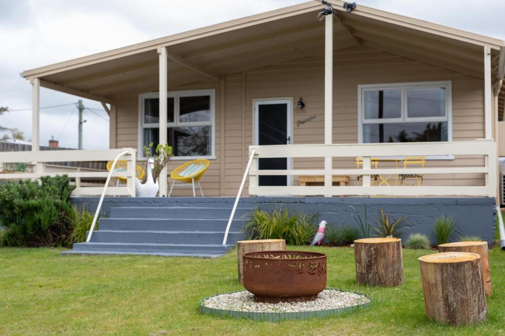 Casa pequeña con porche y patio en Pebbleton, Retro Riverside Cottage, Tamar Valley, en Gravelly Beach