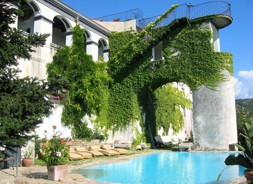 a swimming pool covered in ivy next to a building at Domus Laeta in Giungano