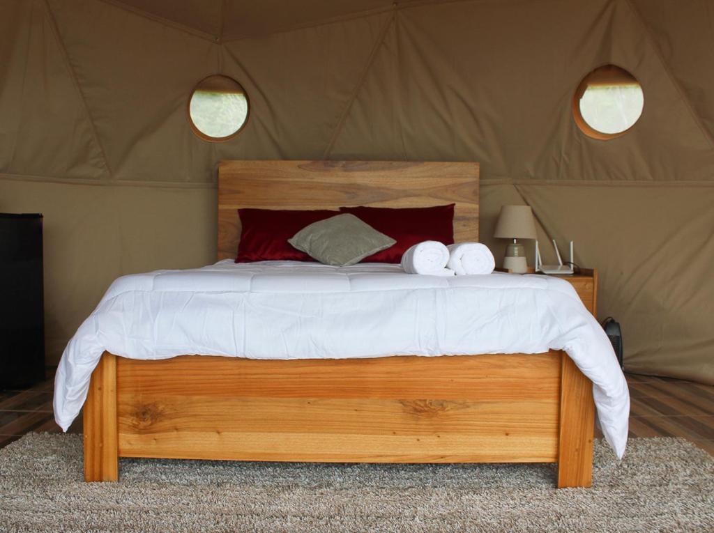 Postel nebo postele na pokoji v ubytování Las Colinas Glamping