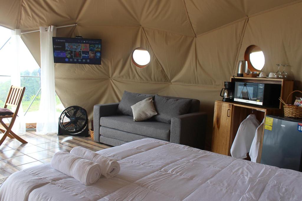 Postel nebo postele na pokoji v ubytování Las Colinas Glamping