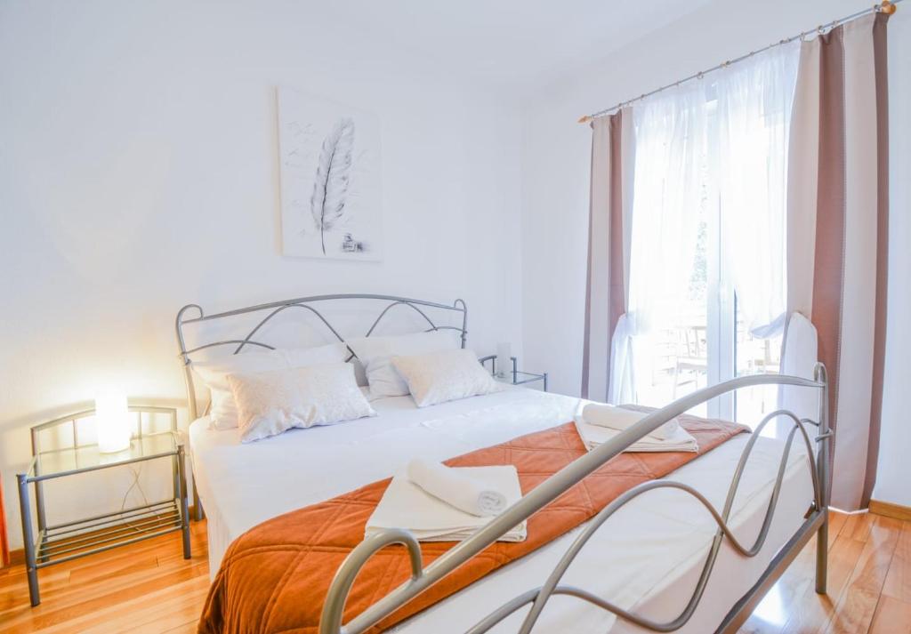 Apartments with parking space Zadar - 15945