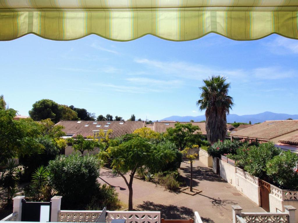 vistas a un patio con árboles y edificios en Appartement Saint-Cyprien, 2 pièces, 4 personnes - FR-1-309-353, en Saint-Cyprien