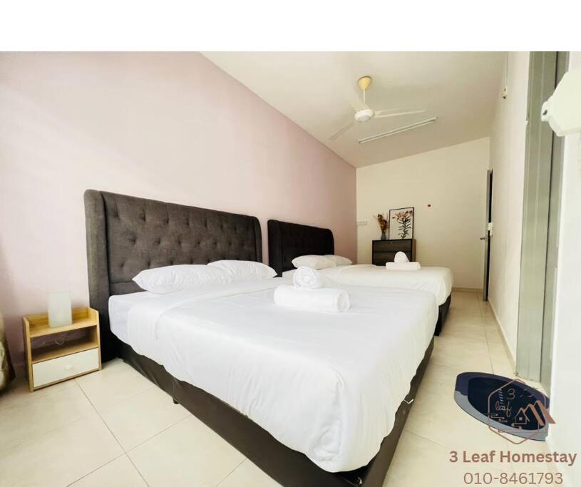 A bed or beds in a room at KULAI Desa Baiduri Double Storey House