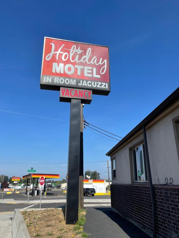 ein Schild für ein Motel vor einem Gebäude in der Unterkunft Holiday Motel in Portland