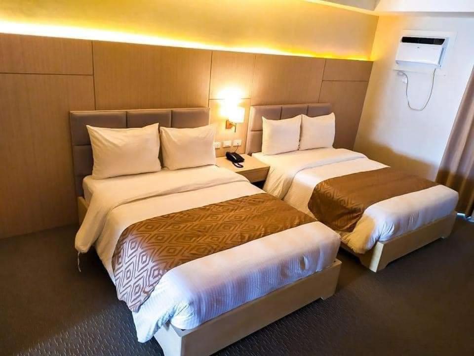 - une chambre d'hôtel avec 2 lits dans l'établissement Sotogrande Neopolitan Hotel, à Manille