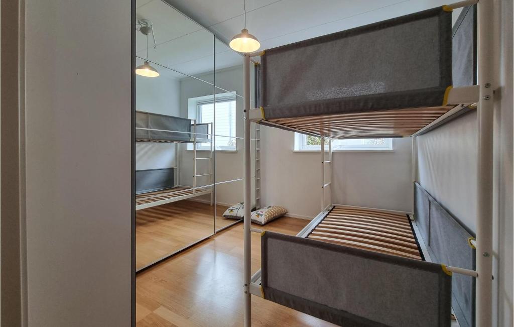 Postel nebo postele na pokoji v ubytování 3 Bedroom Lovely Home In Uddevalla
