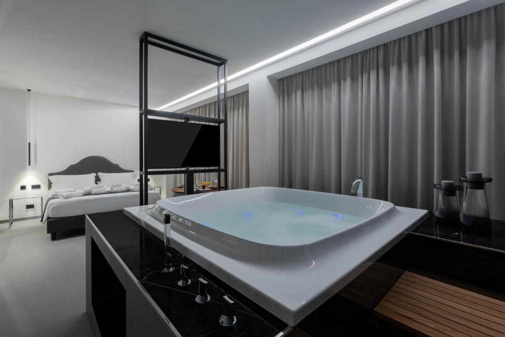ein Bad mit einer großen Badewanne in einem Schlafzimmer in der Unterkunft Suite Palermo Apartment in Palermo