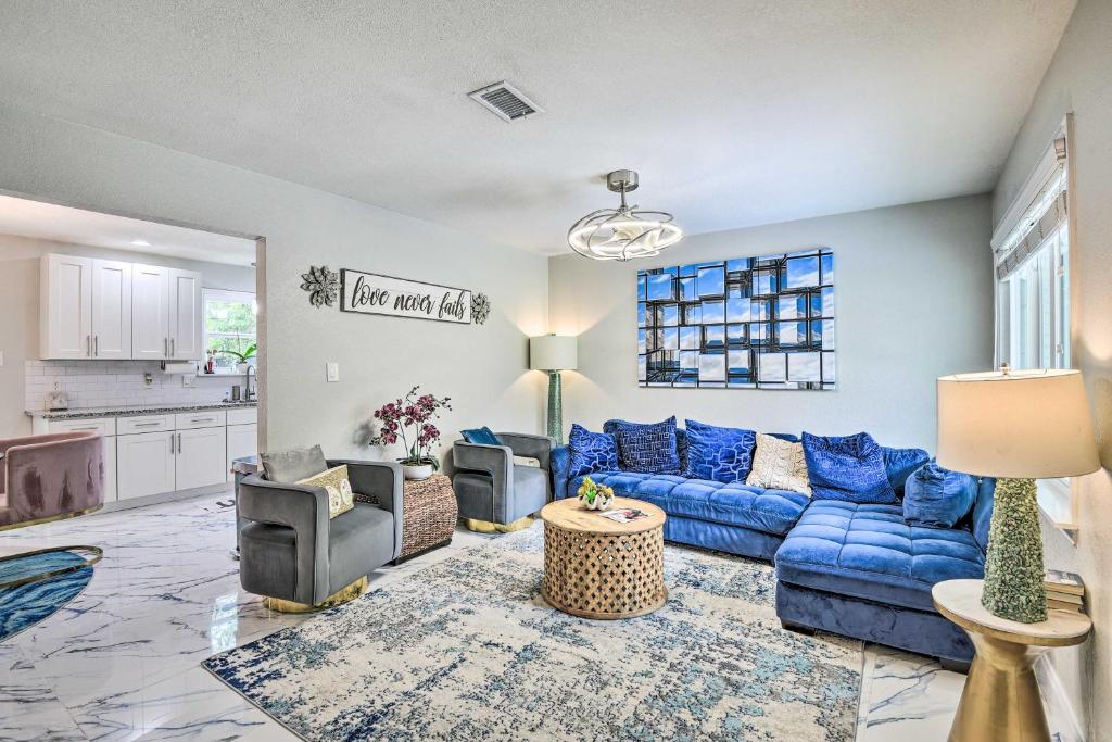 uma sala de estar com um sofá azul e cadeiras em Beautiful Family-Friendly Home in Arlington! em Arlington