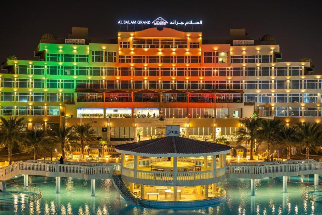 Bazén v ubytování Al Salam Grand Hotel nebo v jeho okolí
