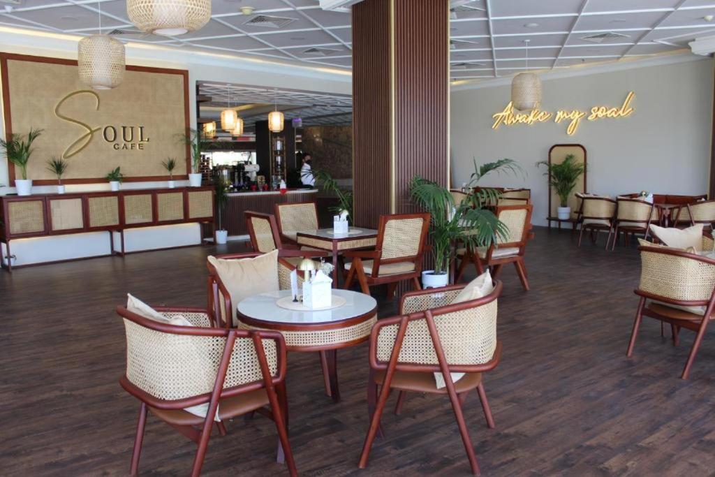 Restaurace v ubytování Al Salam Grand Hotel