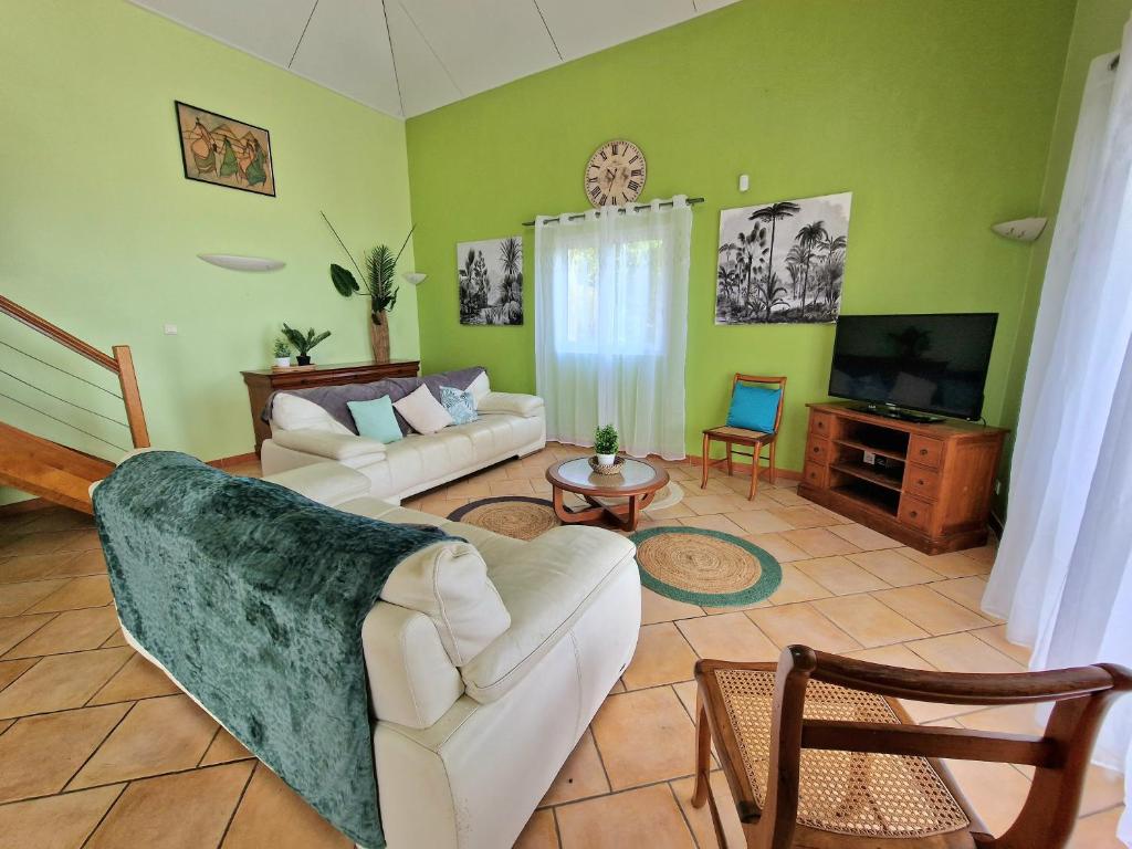 TV a/nebo společenská místnost v ubytování Villa ARC-EN-CIEL