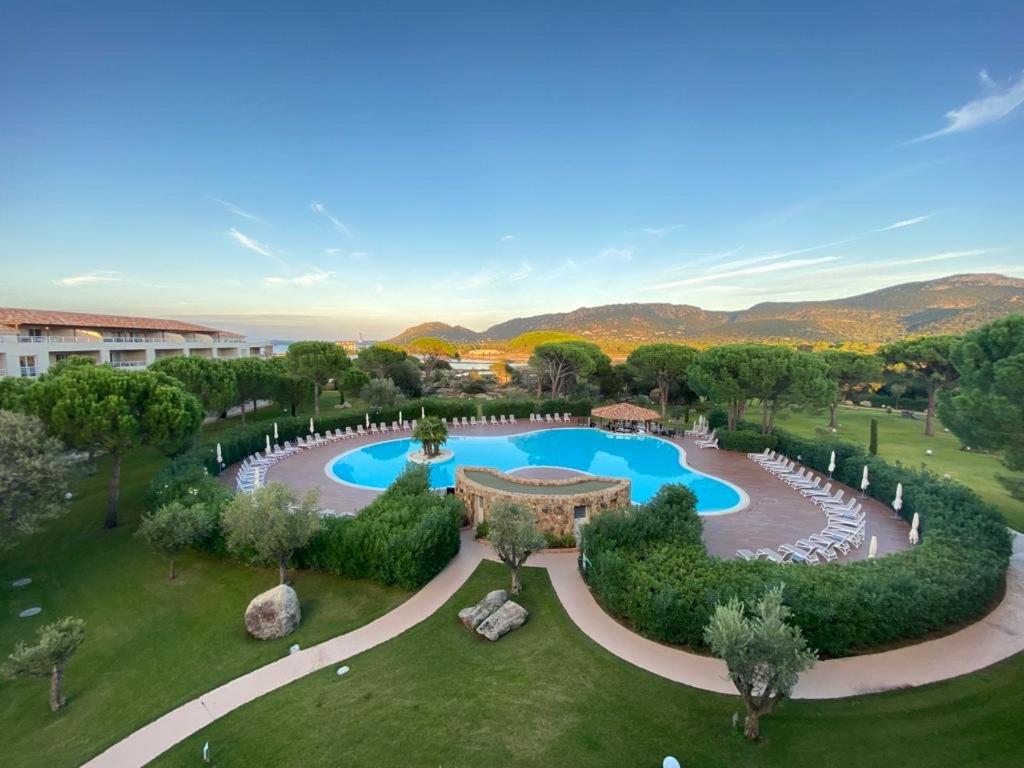 - une vue sur la piscine d'un complexe dans l'établissement Appartement dans Résidence Salina Bay à Porto Vecchio, à Porto-Vecchio
