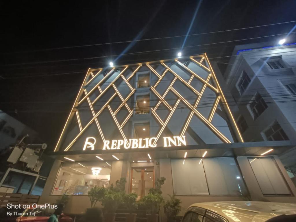 un edificio con un cartel que lee la posada reproliciosa en REPUBLIC INN, en Tirupati