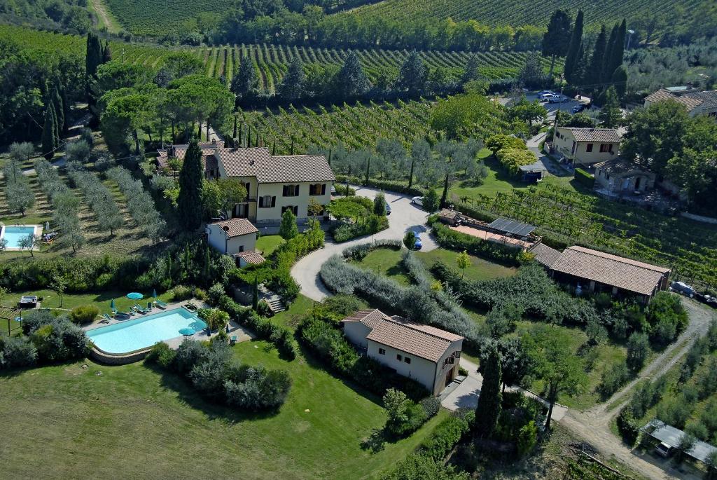 - une vue aérienne sur un domaine avec une piscine dans l'établissement Agriturismo Raccianello, à San Gimignano