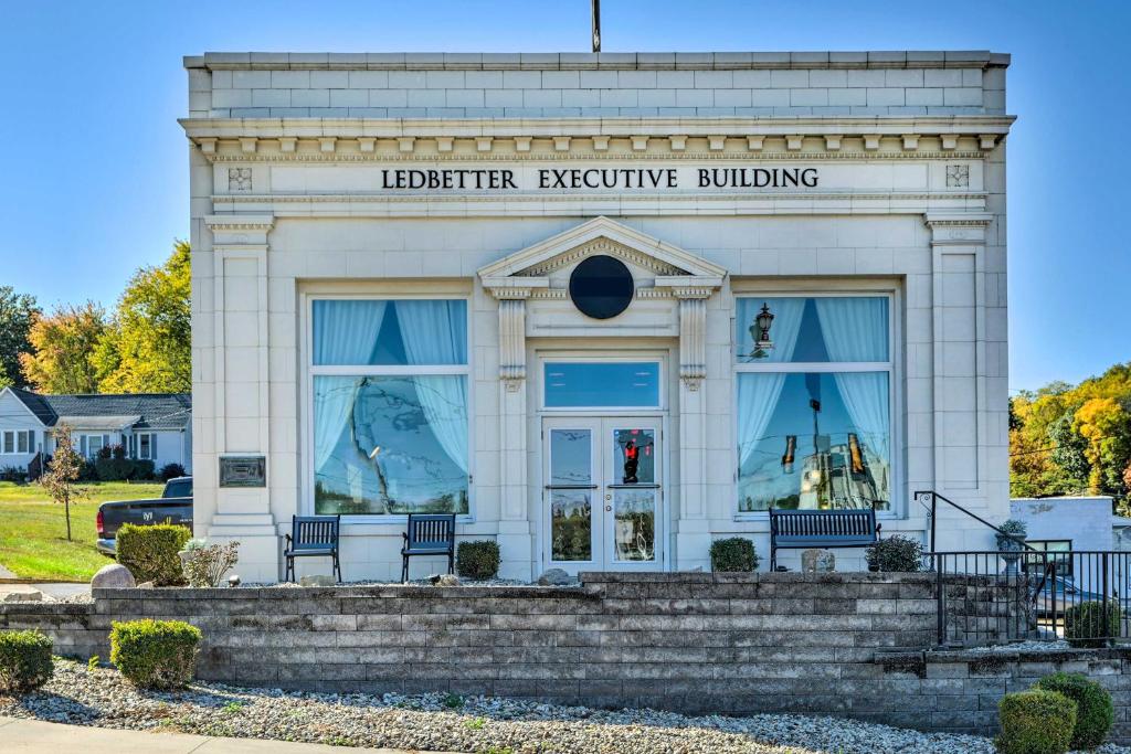 un bâtiment blanc avec un panneau indiquant « bâtiment adaptatif pour bibliothécaire » dans l'établissement Renovated Historic Cottage about 4 Mi to Peoria!, à Bartonville
