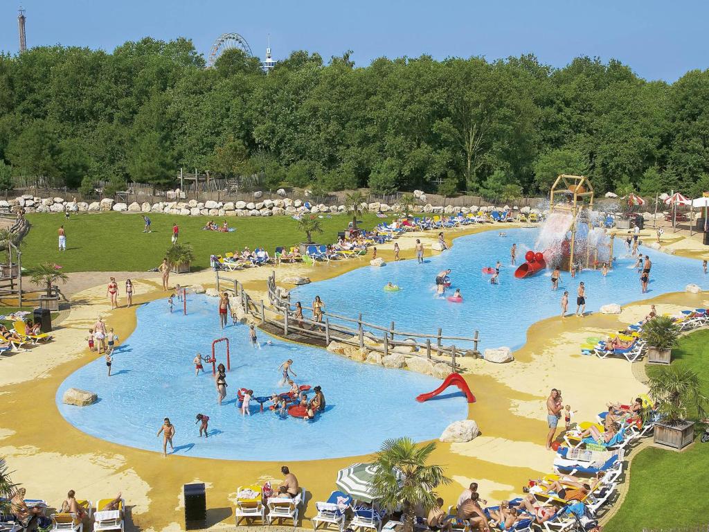 een groep mensen in een waterpark bij Vakantiepark Slagharen in Slagharen