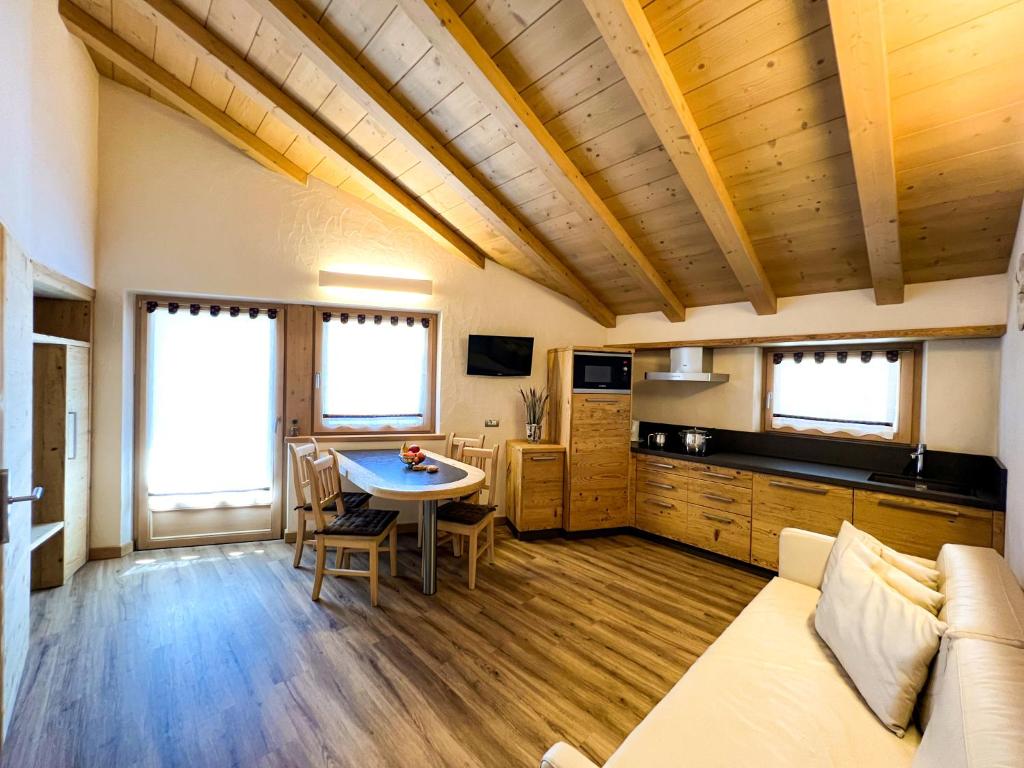 een woonkamer met een bank en een tafel bij Casa Meta in Livigno