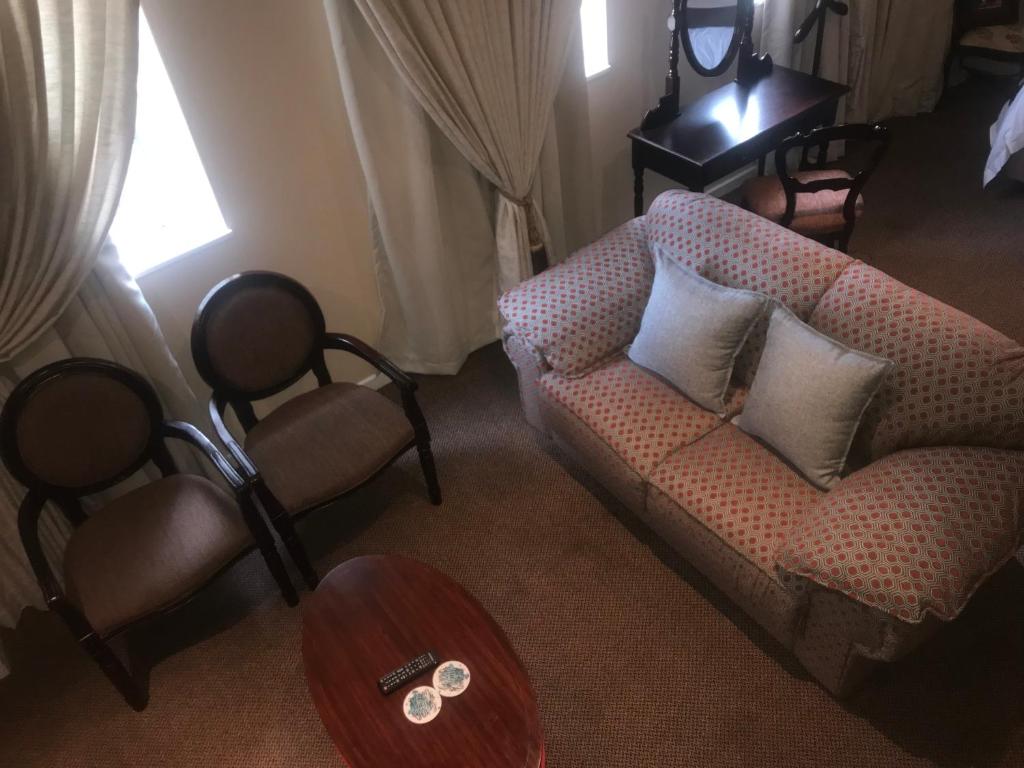 504 Mapungubwe Hotel tesisinde bir oturma alanı