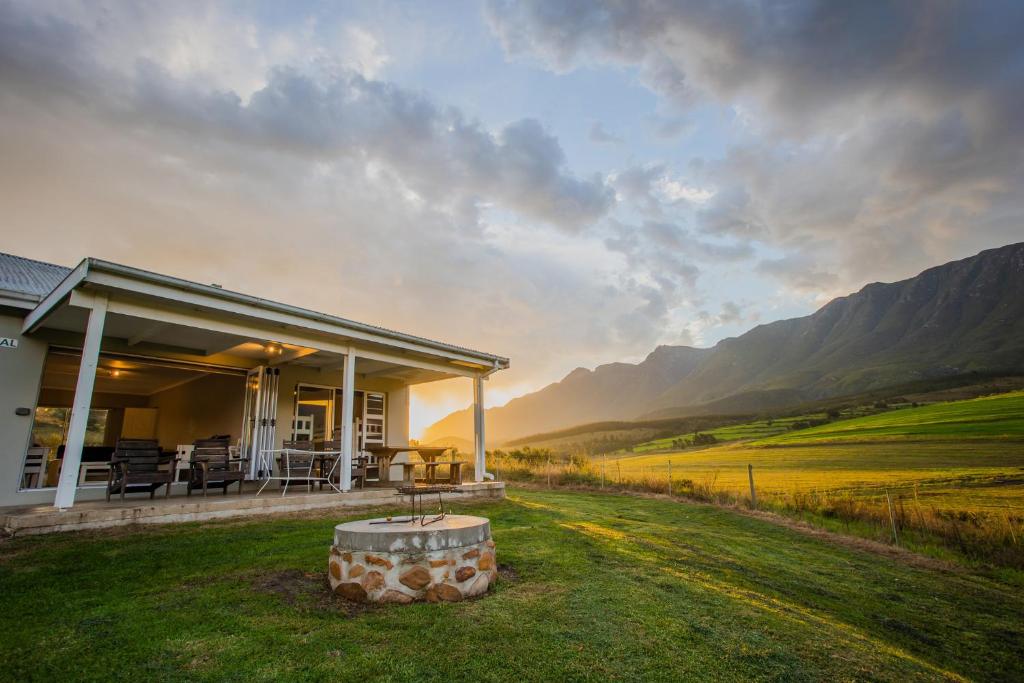 a house with a view of the mountains at Appelsbosch Guest Farm in Swellendam