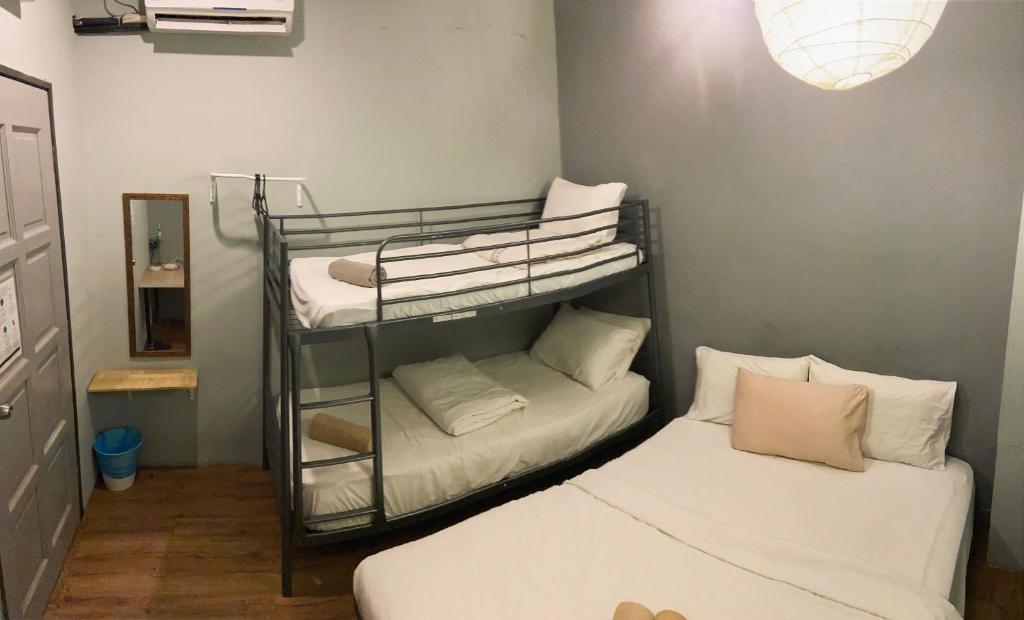 Postel nebo postele na pokoji v ubytování GRAYHAUS SOHO Ipoh