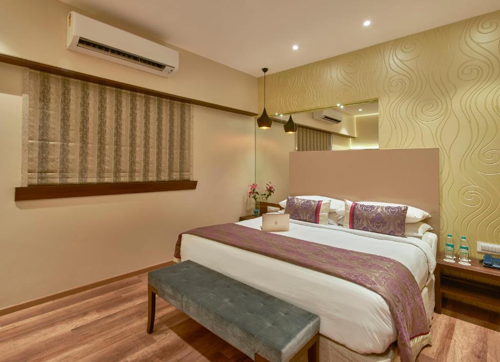 Postel nebo postele na pokoji v ubytování Hotel Bawa Regency