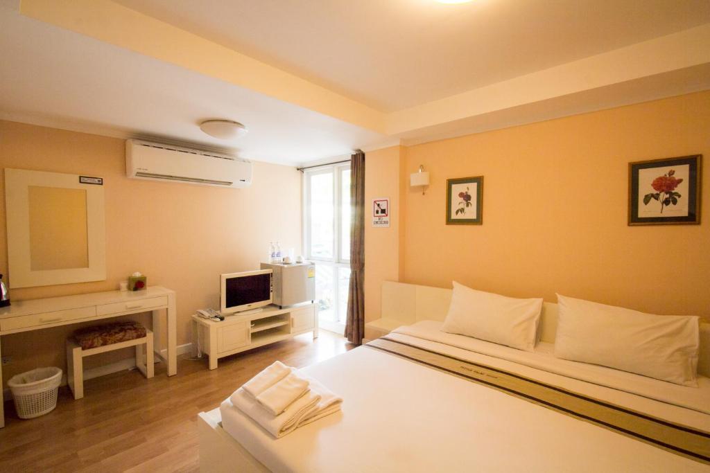 Postel nebo postele na pokoji v ubytování Triple Palms House