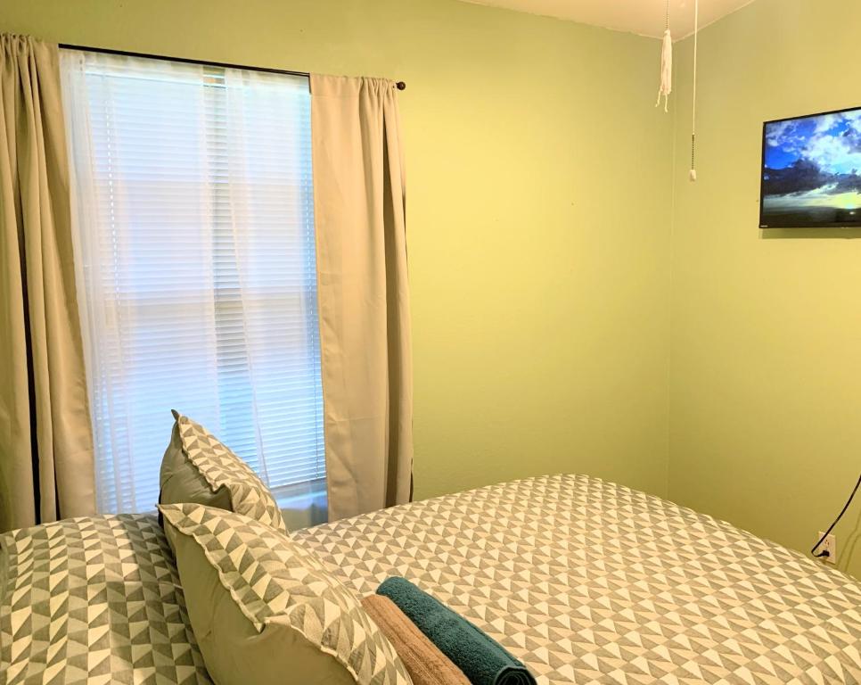 een slaapkamer met een bed en een raam bij Harvest moon room with TV near Wine Country in Hemet