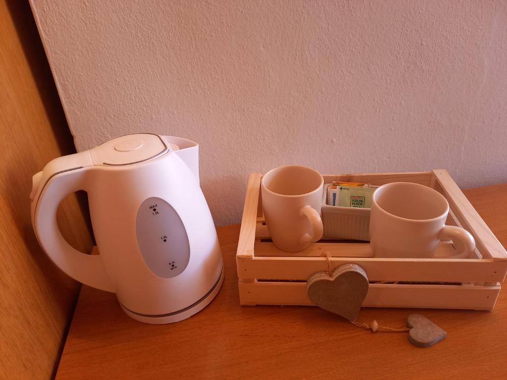 Příslušenství pro přípravu čaje a kávy v ubytování B&B Piazzi di Katia