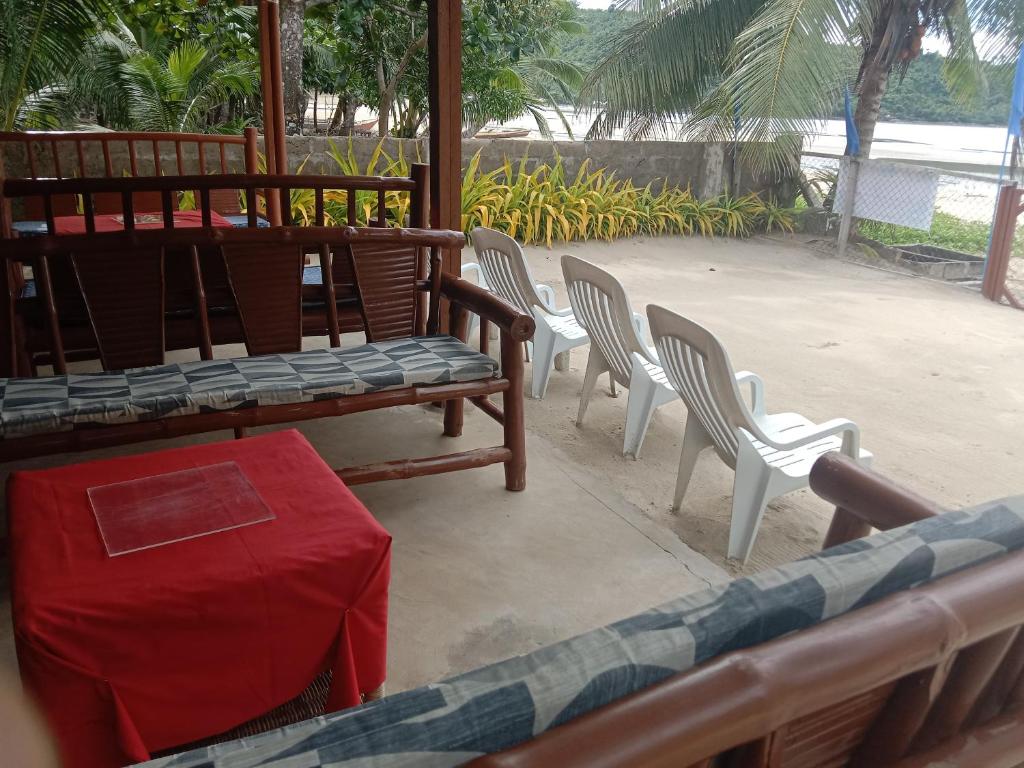 Posezení v ubytování Bucana beachfront guesthouse