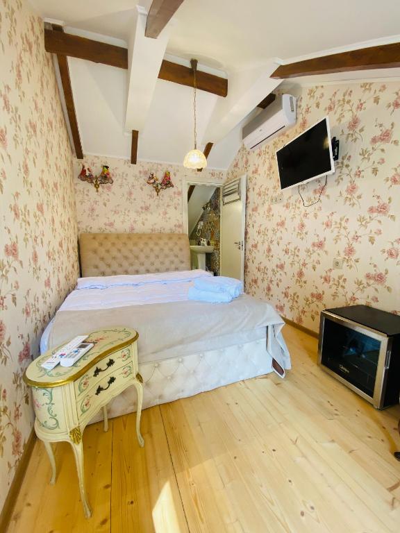 TV a/nebo společenská místnost v ubytování Tatin - Hotel & Café in Mtskheta