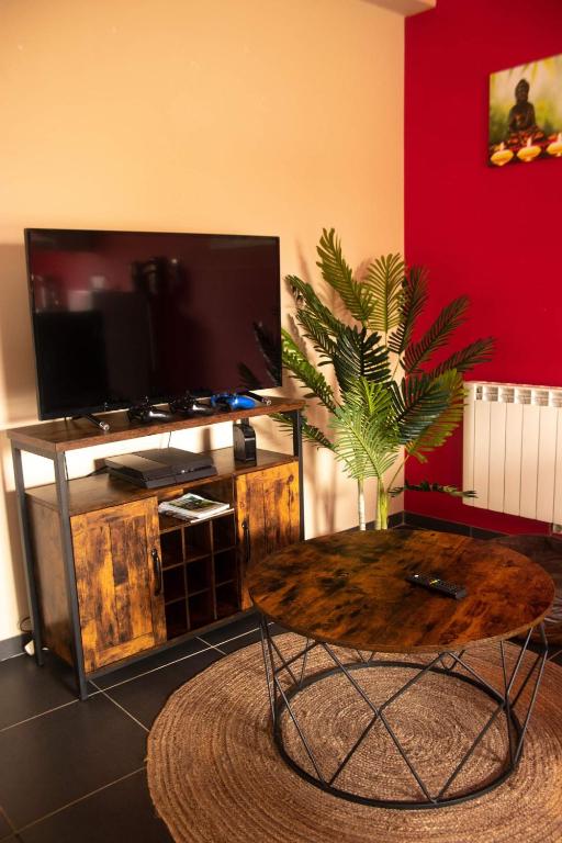 TV a/nebo společenská místnost v ubytování Cosy 2-Bedroom Apartment in the center of Hotton
