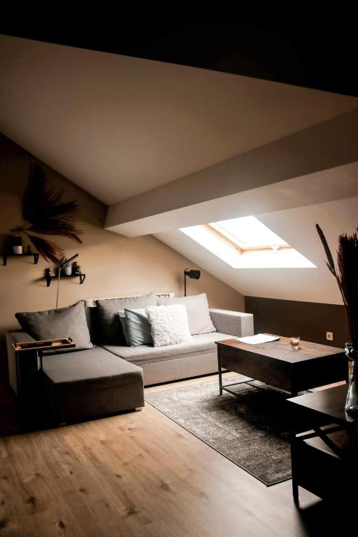 Posezení v ubytování Cosy 2-Bedroom Apartment in the center of Hotton