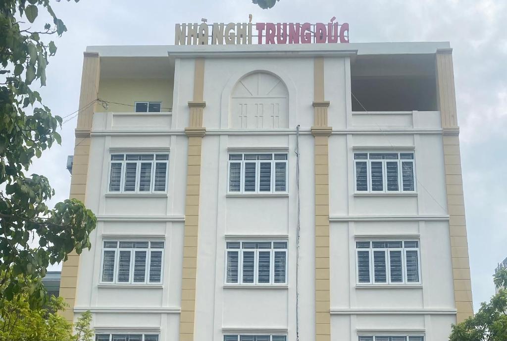 a building with a sign on top of it at Trung Đức Hotel in Hòn Một