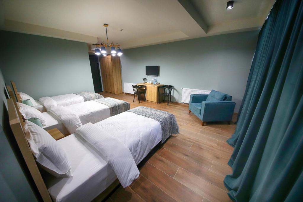 Postel nebo postele na pokoji v ubytování Hotel InnDigo in Kutaisi