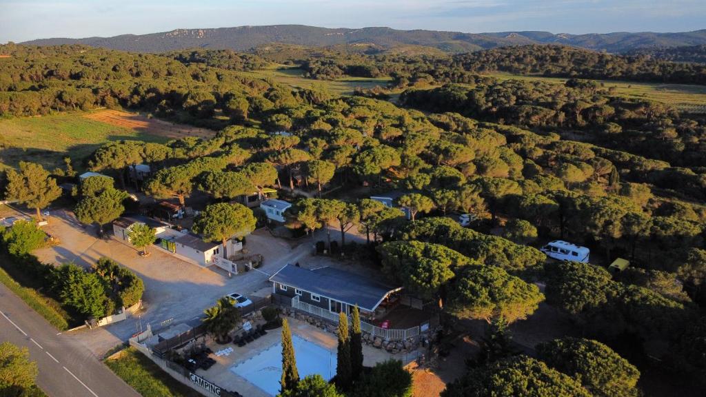 una vista aérea de una casa con muchos árboles en Ushuaïa Villages Camping Figurotta en Bizanet