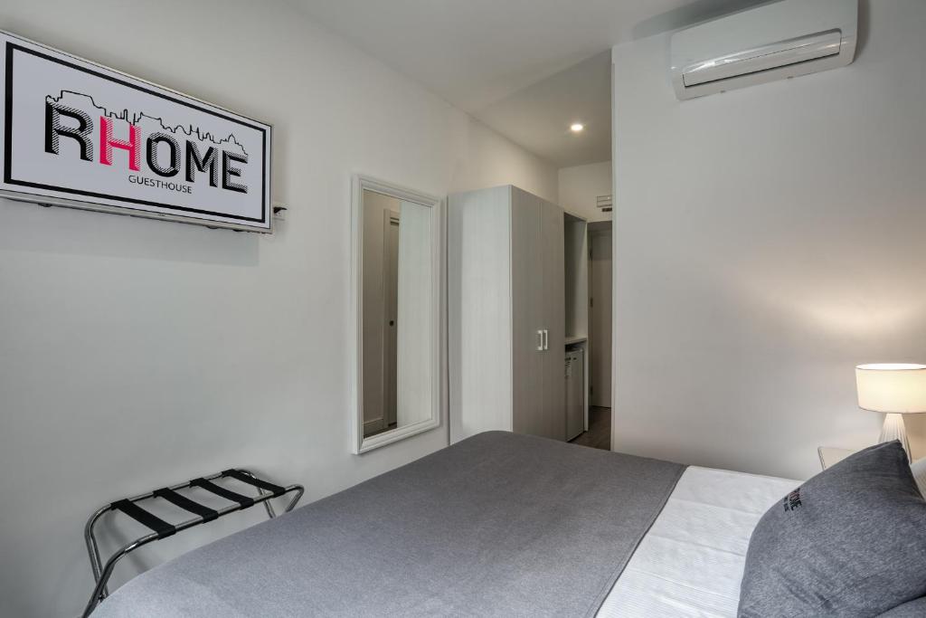 Rhome Guest House房間的床
