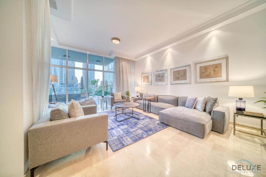 Posezení v ubytování Distinguished 4BR Villa with 2 Assistant’s Room at Marinascape Dubai Marina by Deluxe Holiday Homes